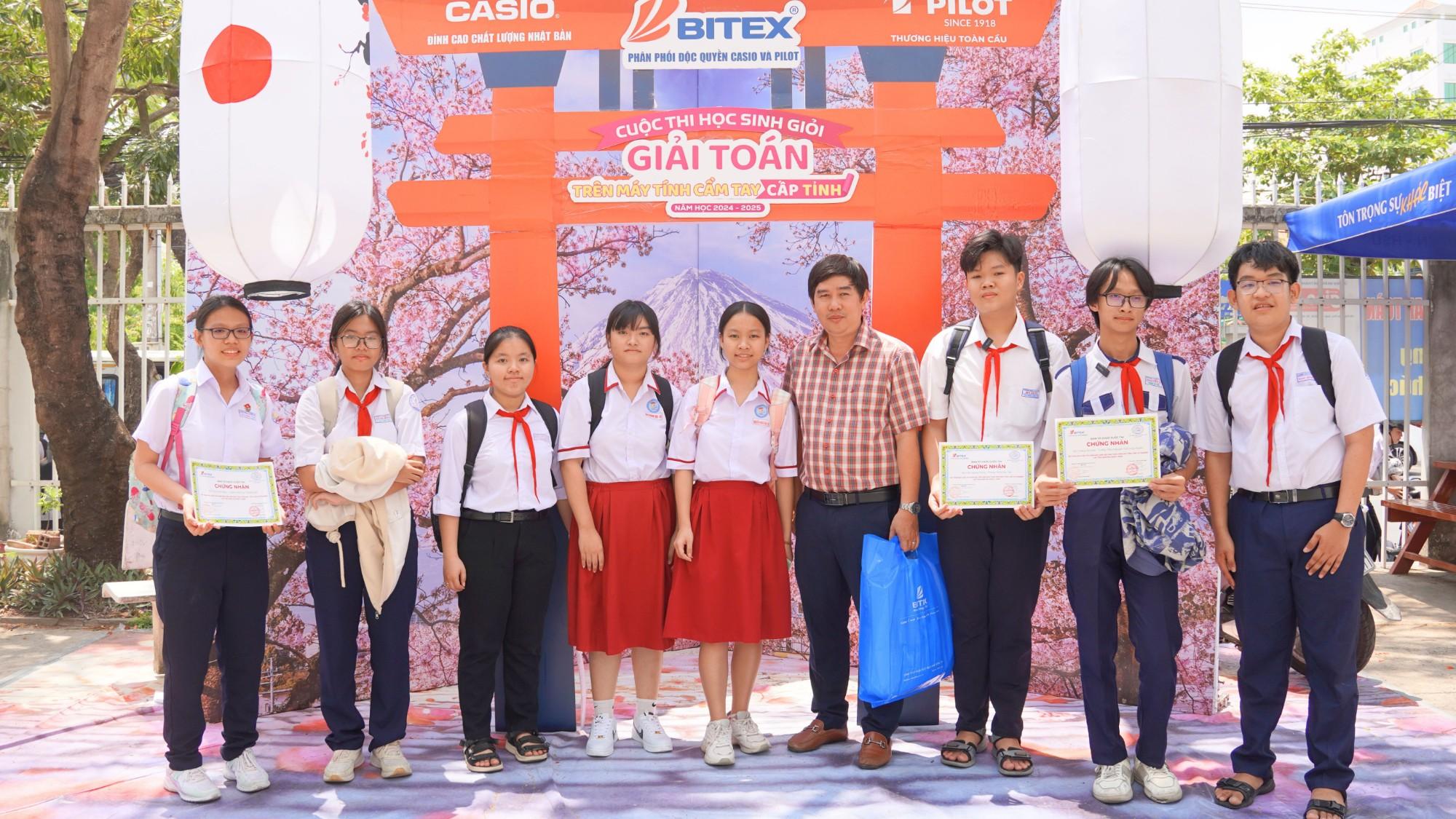 Học sinh An Giang hào hứng tranh tài ở kỳ thi học sinh giỏi toán trên máy tính cầm tay lần thứ 28