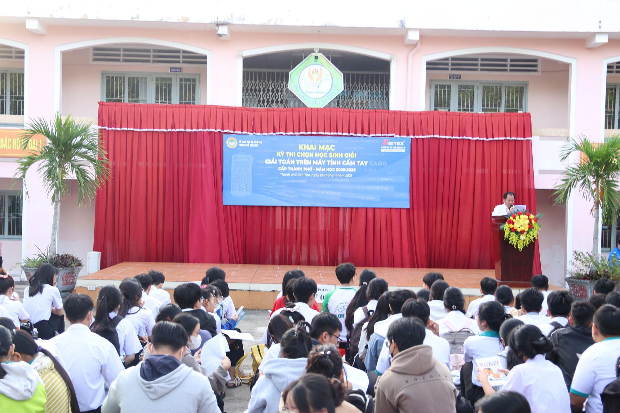 ky-thi-giai-to an-tren-may-ti nh-cam-tay-tp- can-tho-nam-ho c-2025-2026-ga n-2-000-thi-si nh-du-thi-4.jp g
