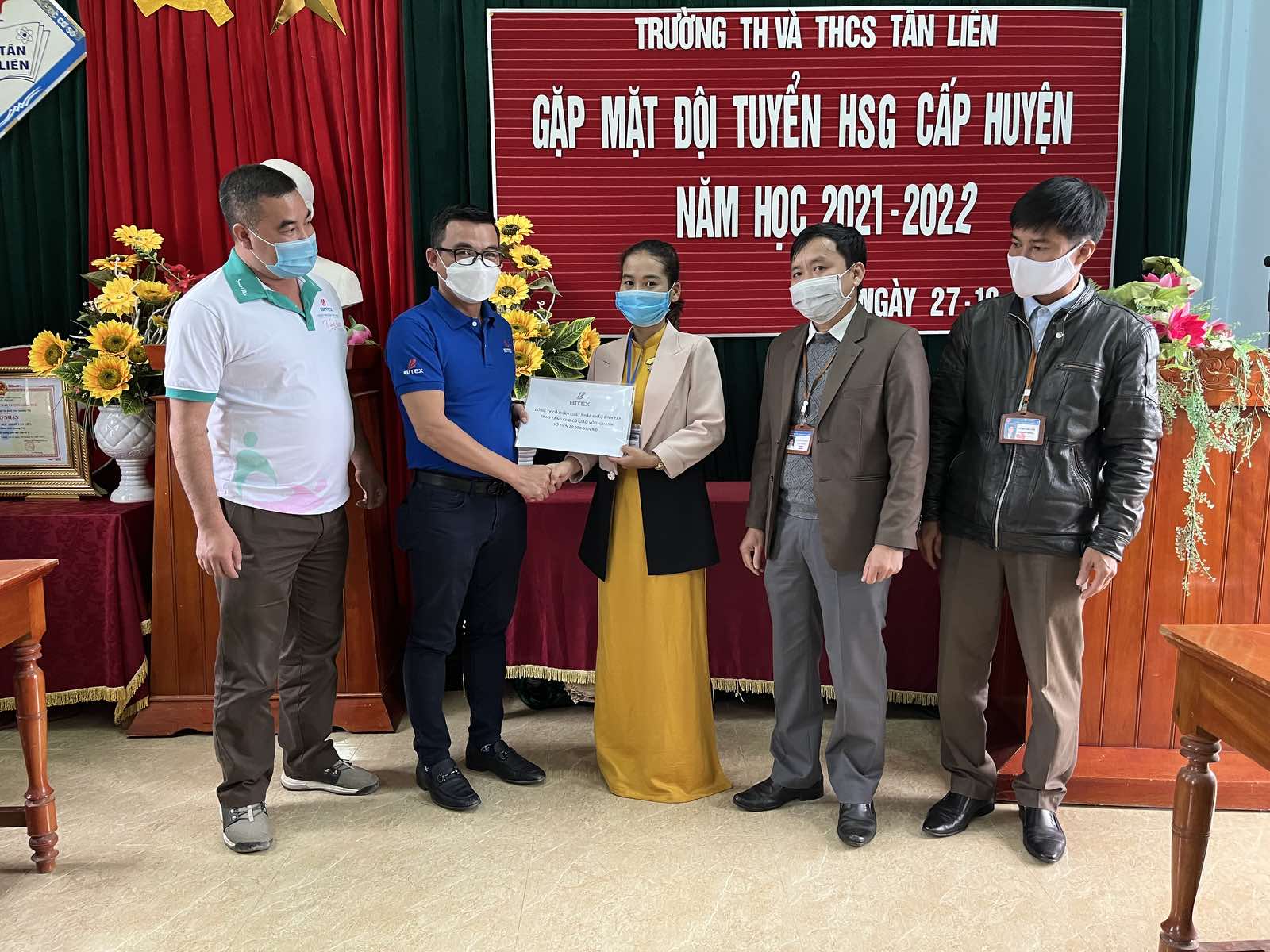 dong-hanh-cung -giao-vien-vuo t-kho-trao-ho- tro-cho-giao-v ien-quang-tri- quang-binh-2.j pg