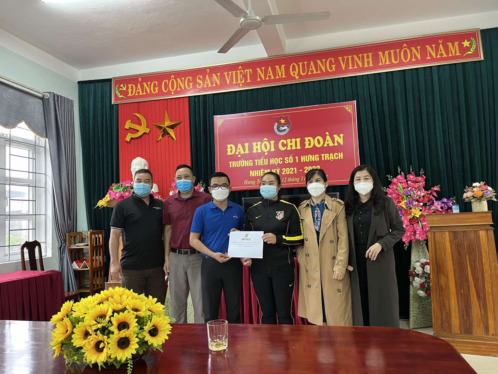 dong-hanh-cung -giao-vien-vuo t-kho-trao-ho- tro-cho-giao-v ien-quang-tri- quang-binh-3.j pg