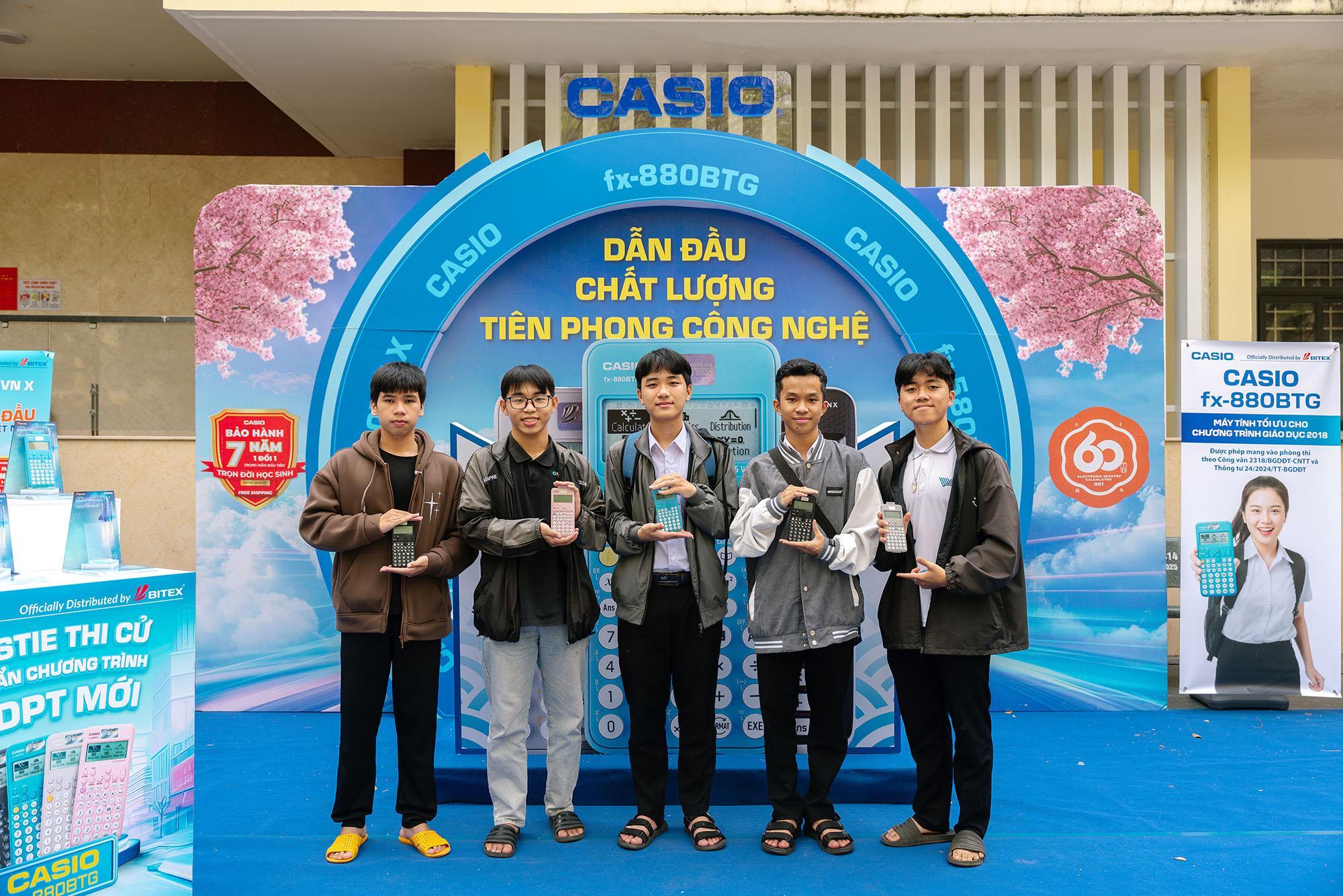 thong-cao-bao- chi-hon-300-ho c-sinh-gioi-qu ang-ngai-du-th i-giai-toan-tr en-may-tinh-4. jpg