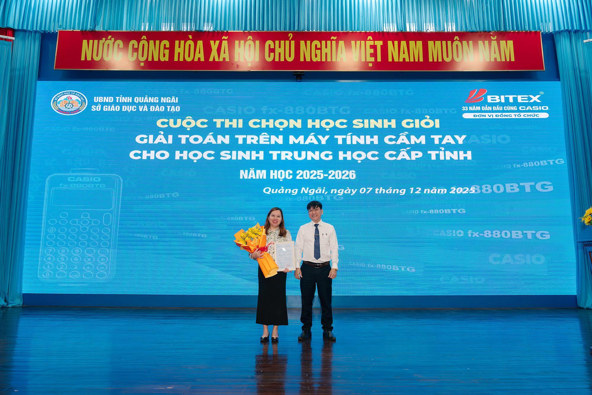 thong-cao-bao- chi-hon-300-ho c-sinh-gioi-qu ang-ngai-du-th i-giai-toan-tr en-may-tinh-7. jpg