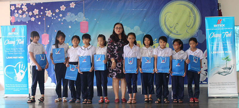bitex-tang-qua -cho-tre-em-la ng-may-may-nha n-dip-nam-hoc- moi-5.jpg