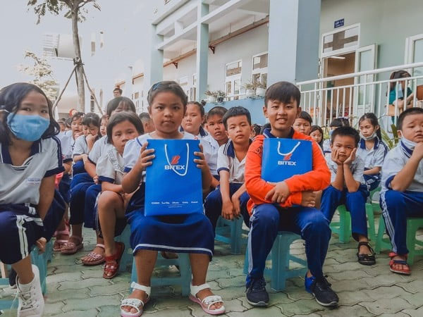BITEX Group trao 100 phần quà cho học sinh khó khăn tại Trường Tiểu học Hồng Đức