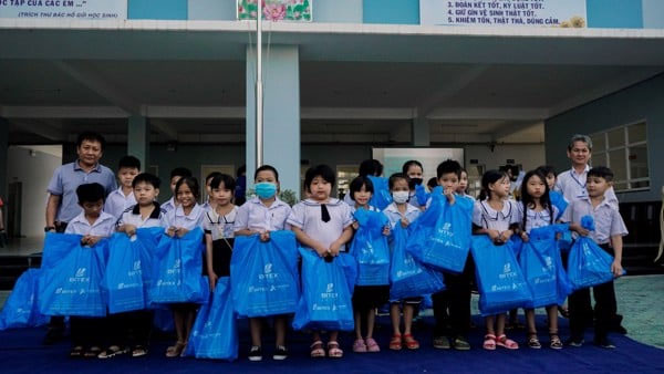 bitex-group-tr ao-100-phan-qu a-cho-hoc-sinh -kho-khan-tai- truong-tieu-ho c-hong-duc-3.j pg