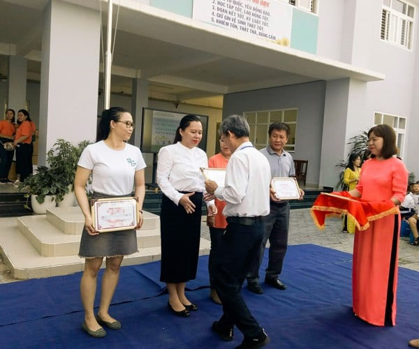 bitex-group-tr ao-100-phan-qu a-cho-hoc-sinh -kho-khan-tai- truong-tieu-ho c-hong-duc-4.j pg