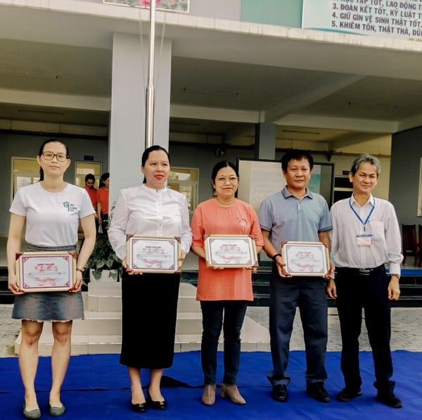 bitex-group-tr ao-100-phan-qu a-cho-hoc-sinh -kho-khan-tai- truong-tieu-ho c-hong-duc-5.j pg