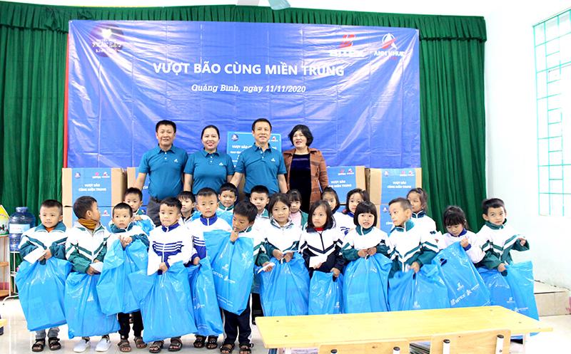 bitex-group-tr ao-1000-phan-q ua-cho-hoc-sin h-o-h-qt-qb-de n-truong-sau-b ao-lu-2.jpg