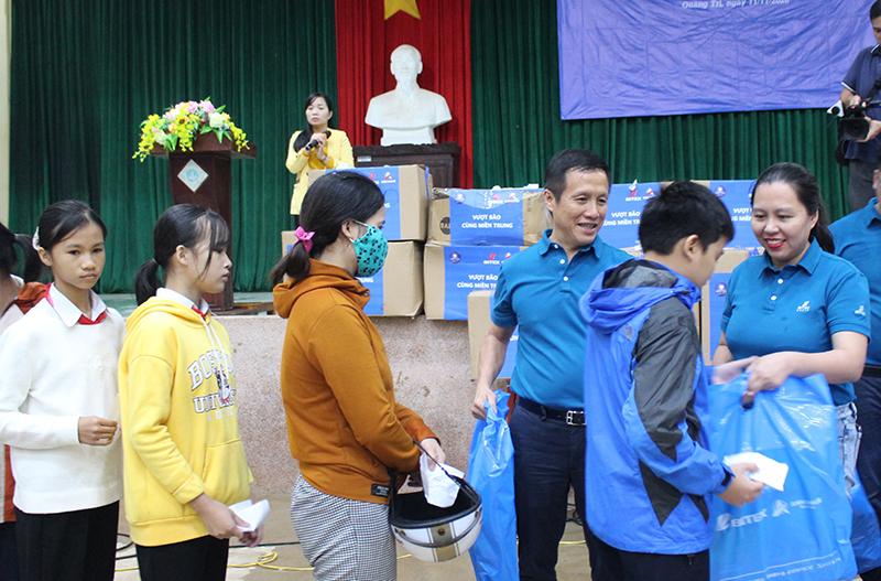 bitex-group-tr ao-1000-phan-q ua-cho-hoc-sin h-o-h-qt-qb-de n-truong-sau-b ao-lu-3.jpg