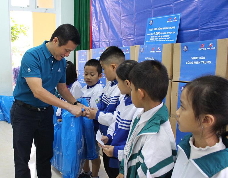 bitex-group-tr ao-1000-phan-q ua-cho-hoc-sin h-o-h-qt-qb-de n-truong-sau-b ao-lu-6.jpg