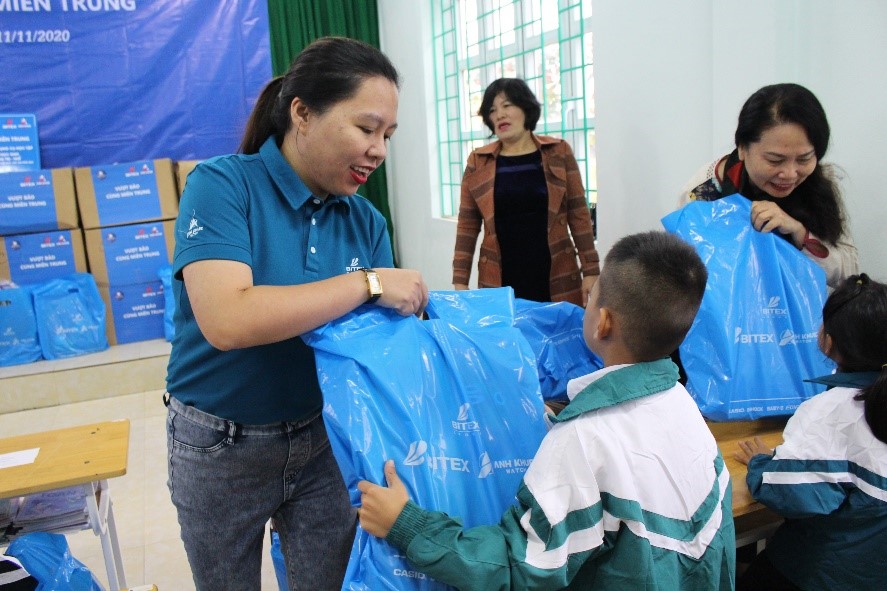 bitex-group-tr ao-1000-phan-q ua-cho-hoc-sin h-o-h-qt-qb-de n-truong-sau-b ao-lu-7.jpg