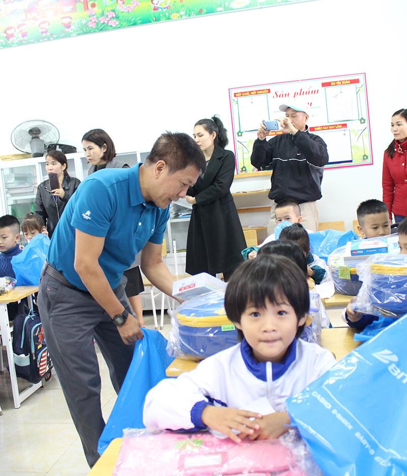 bitex-group-tr ao-1000-phan-q ua-cho-hoc-sin h-o-h-qt-qb-de n-truong-sau-b ao-lu-8.jpg