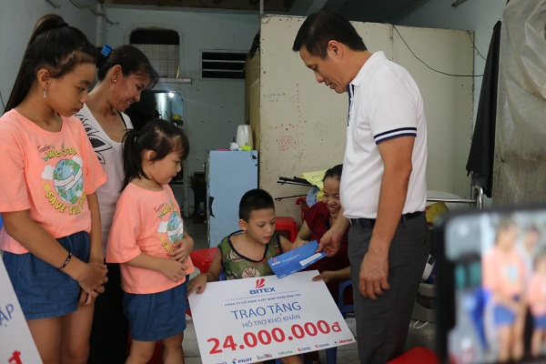 Chủ tịch Hội đồng quản trị trao học bổng, nuôi dưỡng ước mơ cho cô học trò nghèo Tân Bình