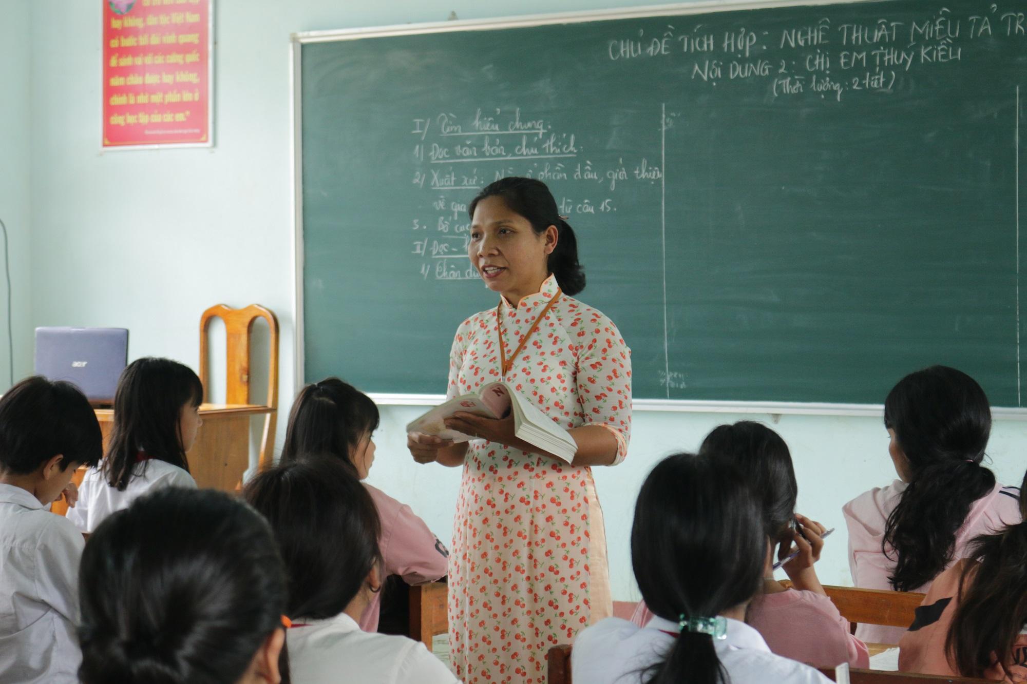 dong-hanh-cung -giao-vien-vuo t-kho-bang-run g-den-voi-co-g iao-o-gia-lai- 2.jpg