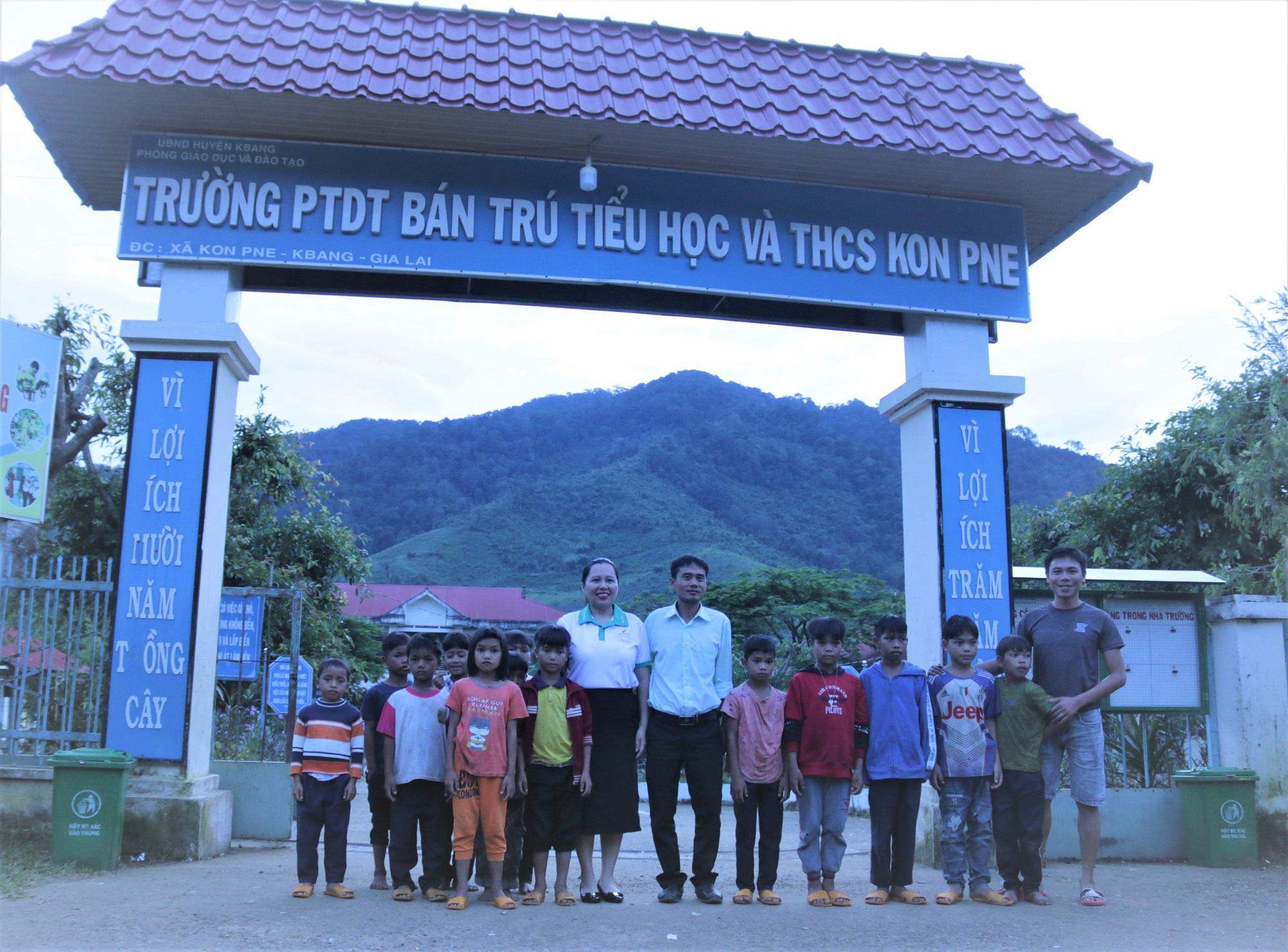 dong-hanh-cung -giao-vien-vuo t-kho-bang-run g-den-voi-co-g iao-o-gia-lai- 8.jpg