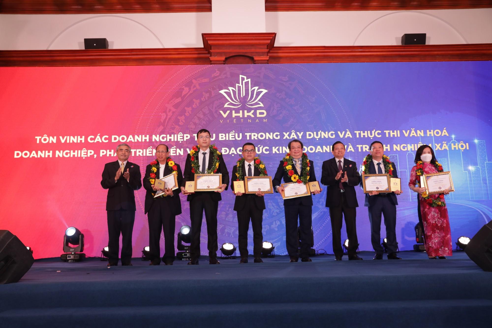 bitex-vinh-du- nhan-bang-khen -ton-vinh-doan h-nghiep-dat-c huan-van-hoa-k inh-doanh-viet -nam-2.jpg