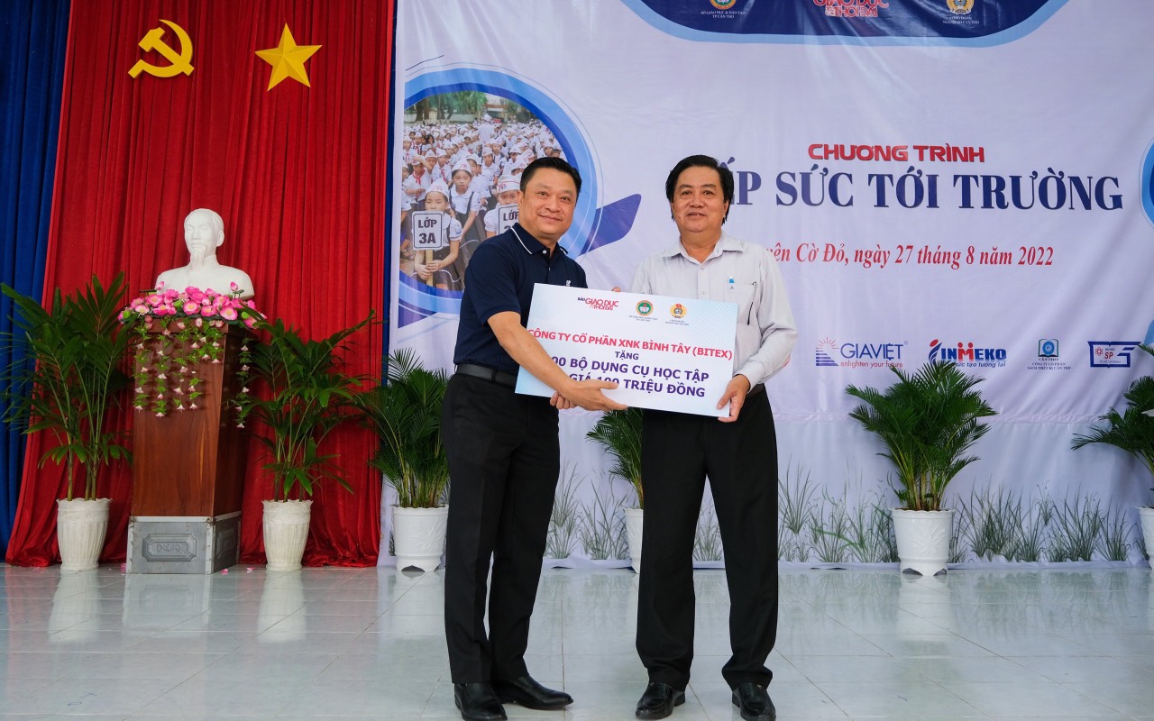 300-phan-qua-d ung-cu-hoc-tap -danh-tang-cac -em-hoc-sinh-k ho-khan-tai-ca n-tho-1.jpeg