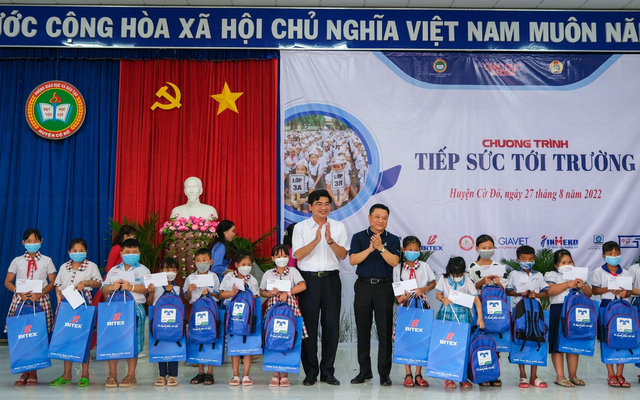 300 phần quà dụng cụ học tập dành tặng các em học sinh khó khăn tại Cần Thơ