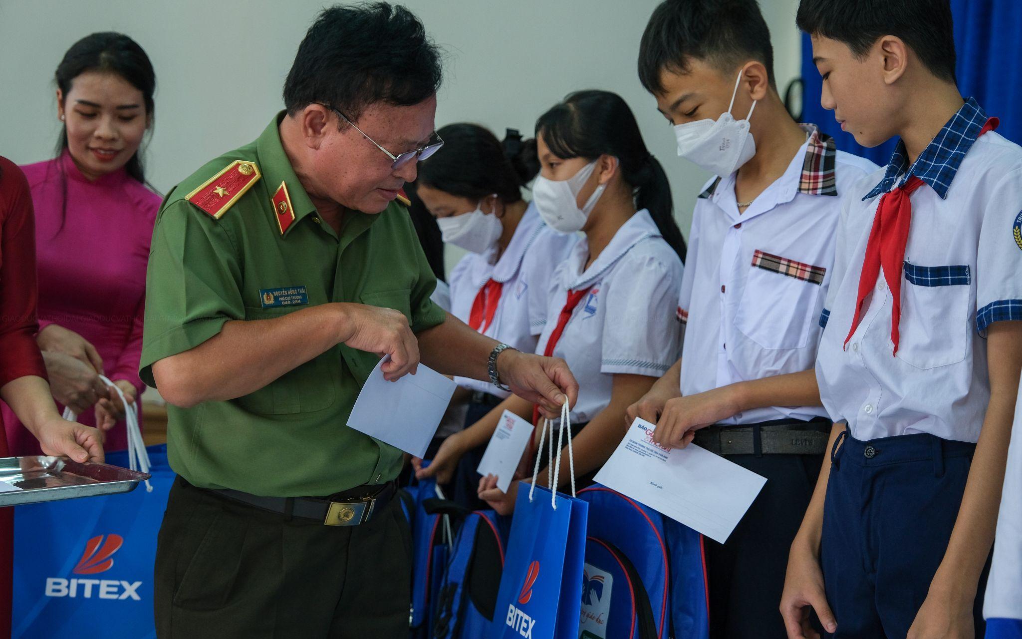 300-phan-qua-d ung-cu-hoc-tap -danh-tang-cac -em-hoc-sinh-k ho-khan-tai-ca n-tho-3.jpeg