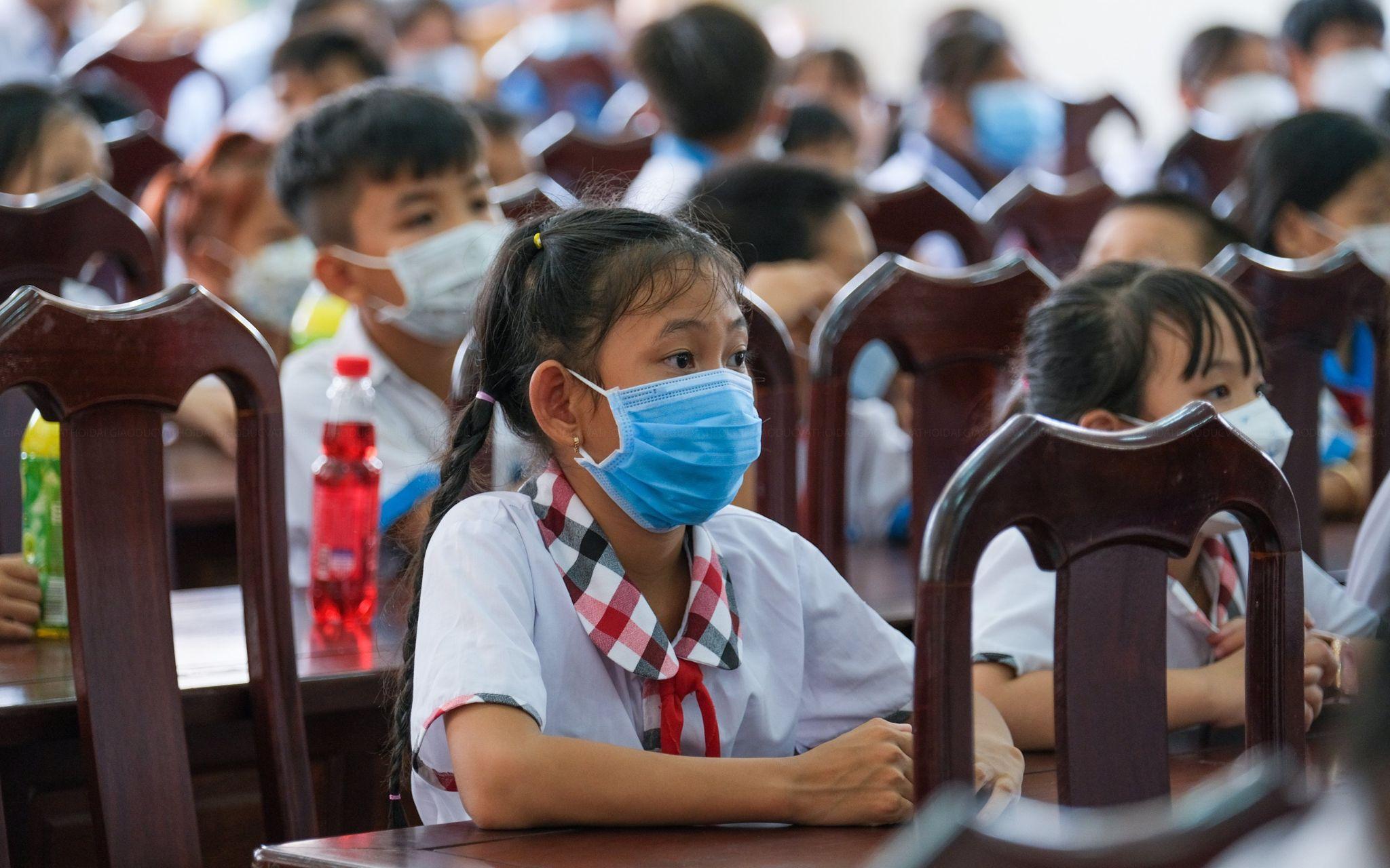 300-phan-qua-d ung-cu-hoc-tap -danh-tang-cac -em-hoc-sinh-k ho-khan-tai-ca n-tho-4.jpeg