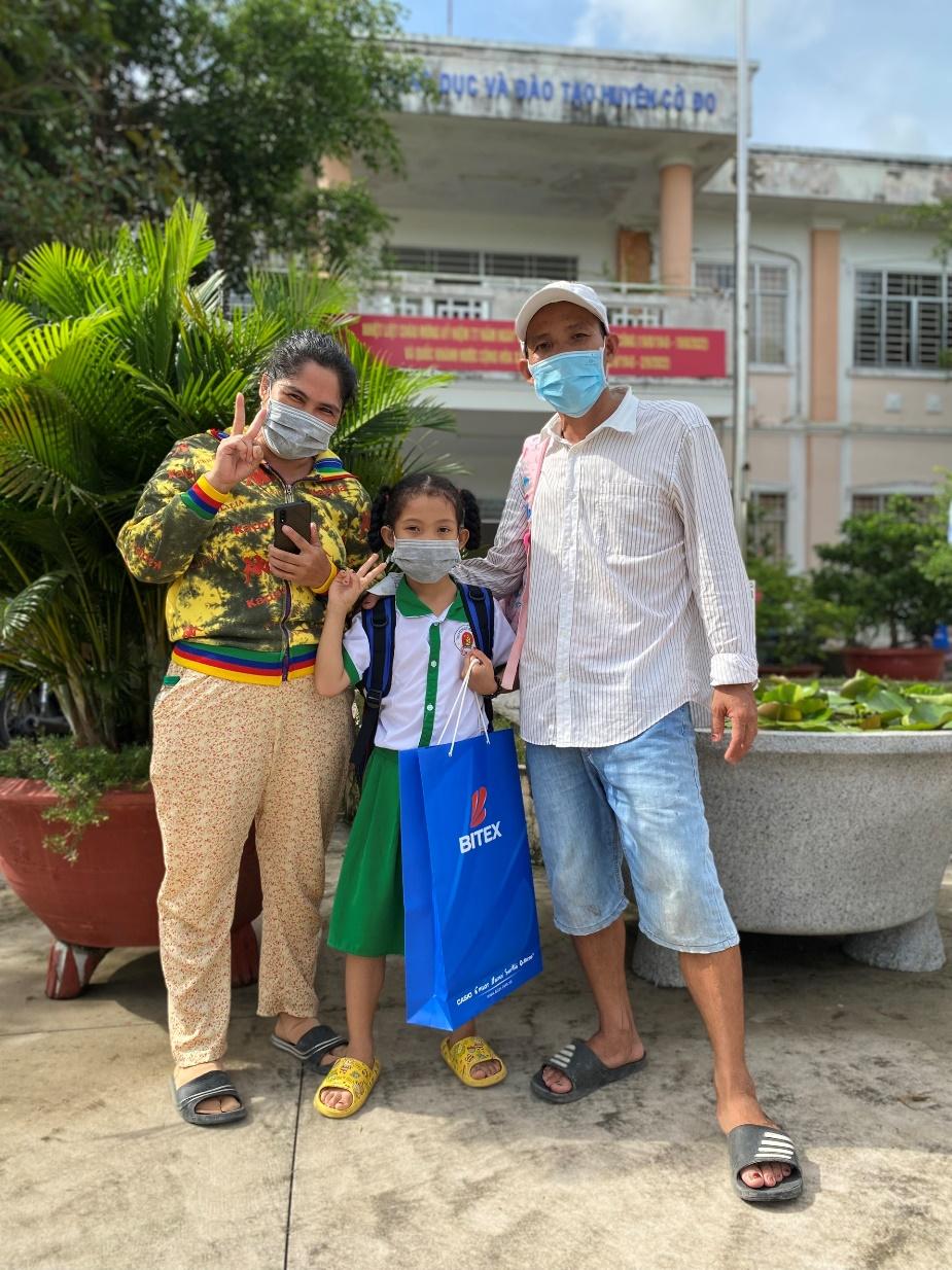 300-phan-qua-d ung-cu-hoc-tap -danh-tang-cac -em-hoc-sinh-k ho-khan-tai-ca n-tho-6.jpeg