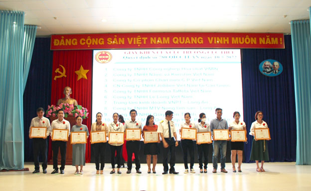 anh-khue-watch -va-bitex-vinh -du-nhan-bang- khen-thuc-hien -tot-chinh-sac h-thue-nam-202 1-1.jpg
