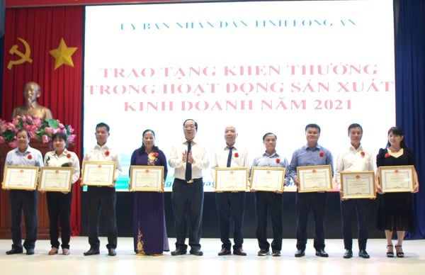 anh-khue-watch -va-bitex-vinh -du-nhan-bang- khen-thuc-hien -tot-chinh-sac h-thue-nam-202 1-3.jpg