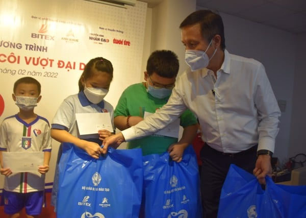 hoc-bong-dong- hanh-cung-tre- mo-coi-vuot-da i-dich-dong-vi en-cac-em-vuot -qua-noi-dau-d e-vuon-len-1.j pg