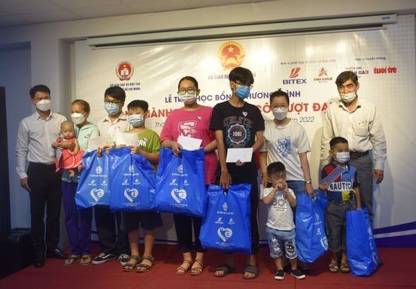 hoc-bong-dong- hanh-cung-tre- mo-coi-vuot-da i-dich-dong-vi en-cac-em-vuot -qua-noi-dau-d e-vuon-len-4.j pg