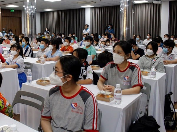 hoc-bong-dong- hanh-cung-tre- mo-coi-vuot-da i-dich-dong-vi en-cac-em-vuot -qua-noi-dau-d e-vuon-len-5.j pg