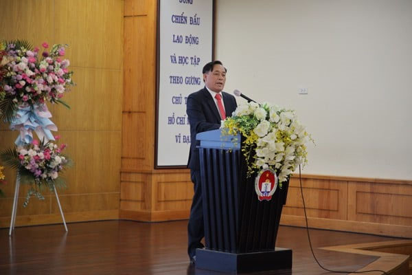 le-trao-hoc-bo ng-chuong-trin h-dong-hanh-tr e-mo-coi-vuot- dai-dich-1.jpg