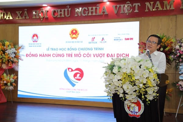 le-trao-hoc-bo ng-chuong-trin h-dong-hanh-tr e-mo-coi-vuot- dai-dich-2.jpg