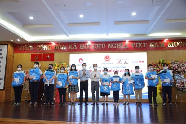 Lễ trao học bổng chương trình 