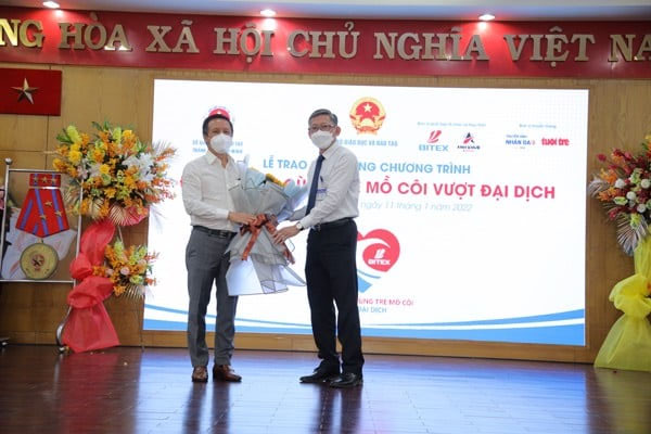 le-trao-hoc-bo ng-chuong-trin h-dong-hanh-tr e-mo-coi-vuot- dai-dich-5.jpg