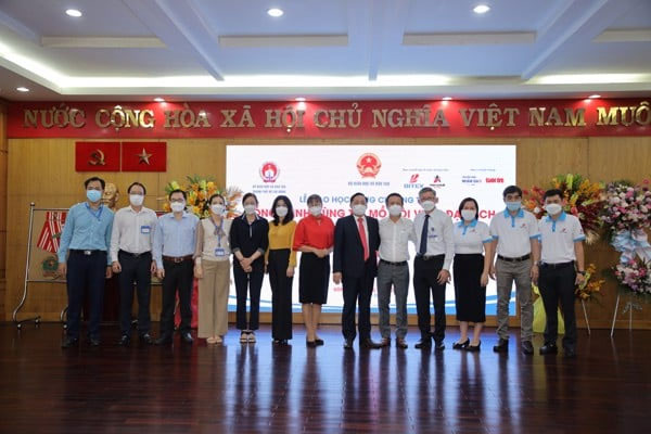 le-trao-hoc-bo ng-chuong-trin h-dong-hanh-tr e-mo-coi-vuot- dai-dich-6.jpg