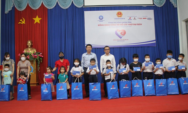 tap-doan-bitex -trao-100-suat -hoc-bong-dong -hanh-cung-tre -mo-coi-vuot-q ua-dai-dich-1. jpg