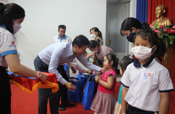 tap-doan-bitex -trao-100-suat -hoc-bong-dong -hanh-cung-tre -mo-coi-vuot-q ua-dai-dich-2. jpg