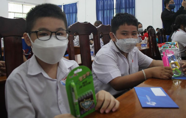 tap-doan-bitex -trao-100-suat -hoc-bong-dong -hanh-cung-tre -mo-coi-vuot-q ua-dai-dich-4. jpg