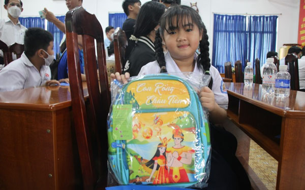 tap-doan-bitex -trao-100-suat -hoc-bong-dong -hanh-cung-tre -mo-coi-vuot-q ua-dai-dich-6. jpg