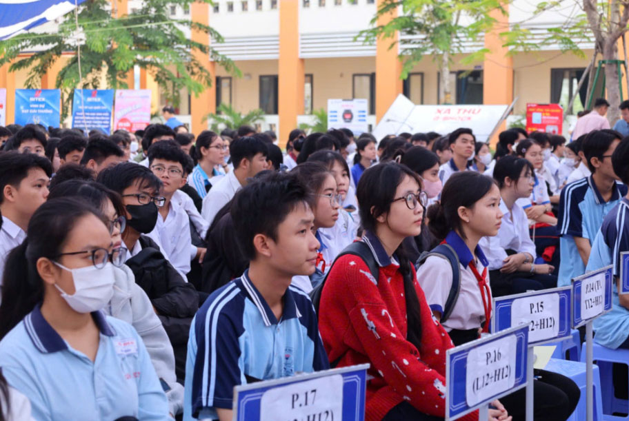 cuoc-thi-hoc-s inh-gioi-toan- tren-may-tinh- cam-tay-tinh-l ong-an-2024-20 25-1.jpg